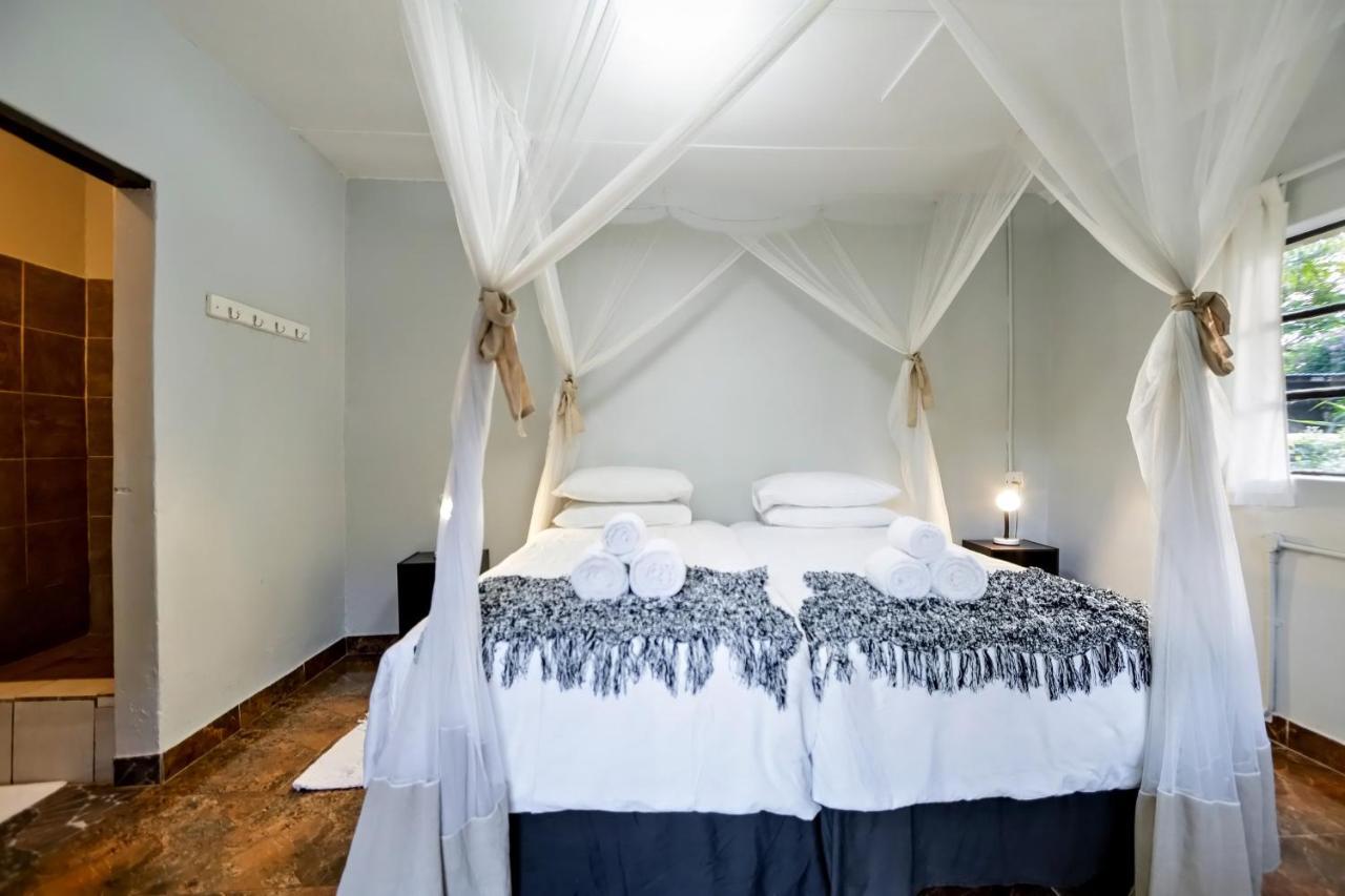 Shoestrings Backpackers Lodge Vic Falls Victoria Falls Eksteriør billede