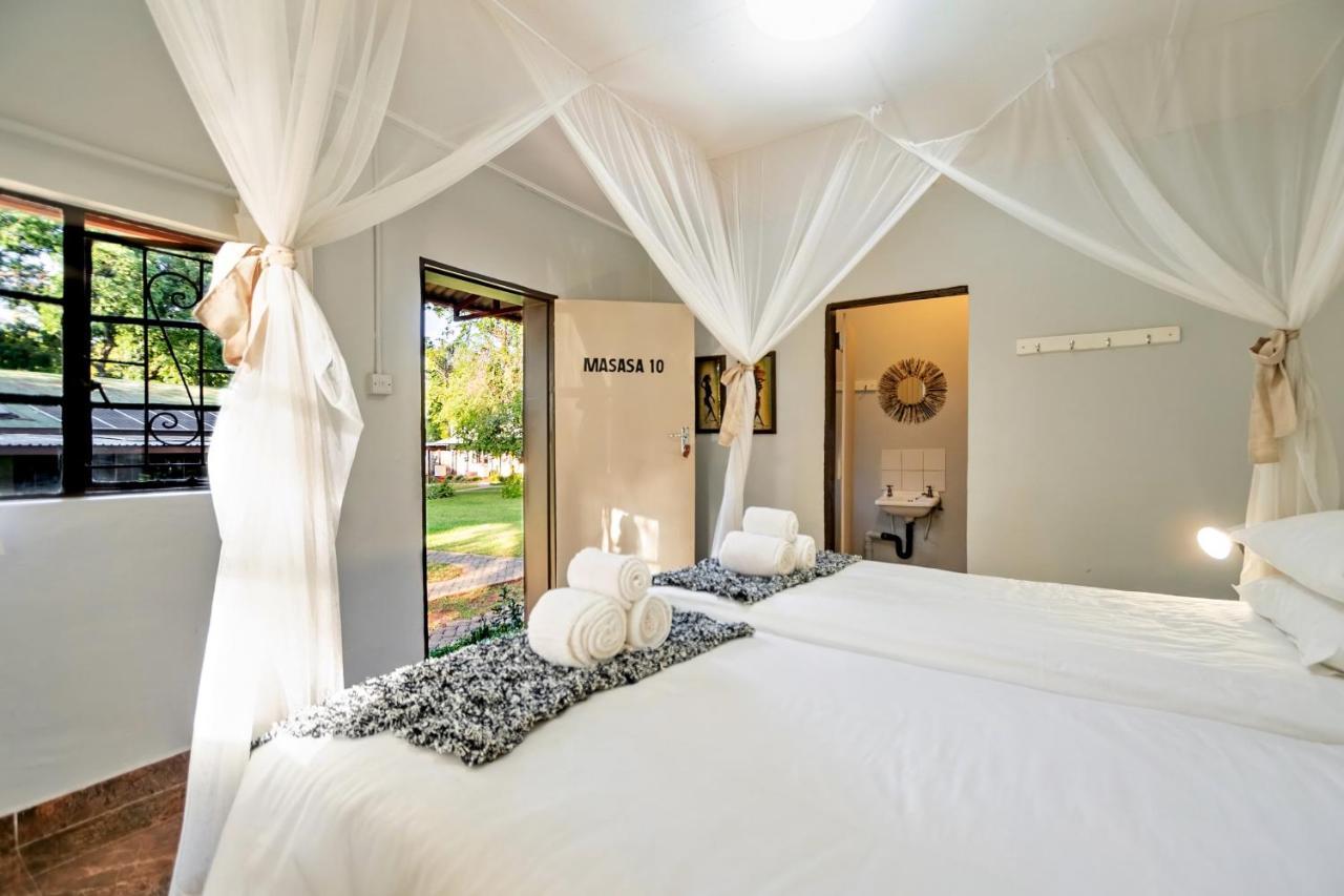 Shoestrings Backpackers Lodge Vic Falls Victoria Falls Eksteriør billede