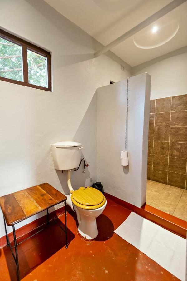 Shoestrings Backpackers Lodge Vic Falls Victoria Falls Eksteriør billede