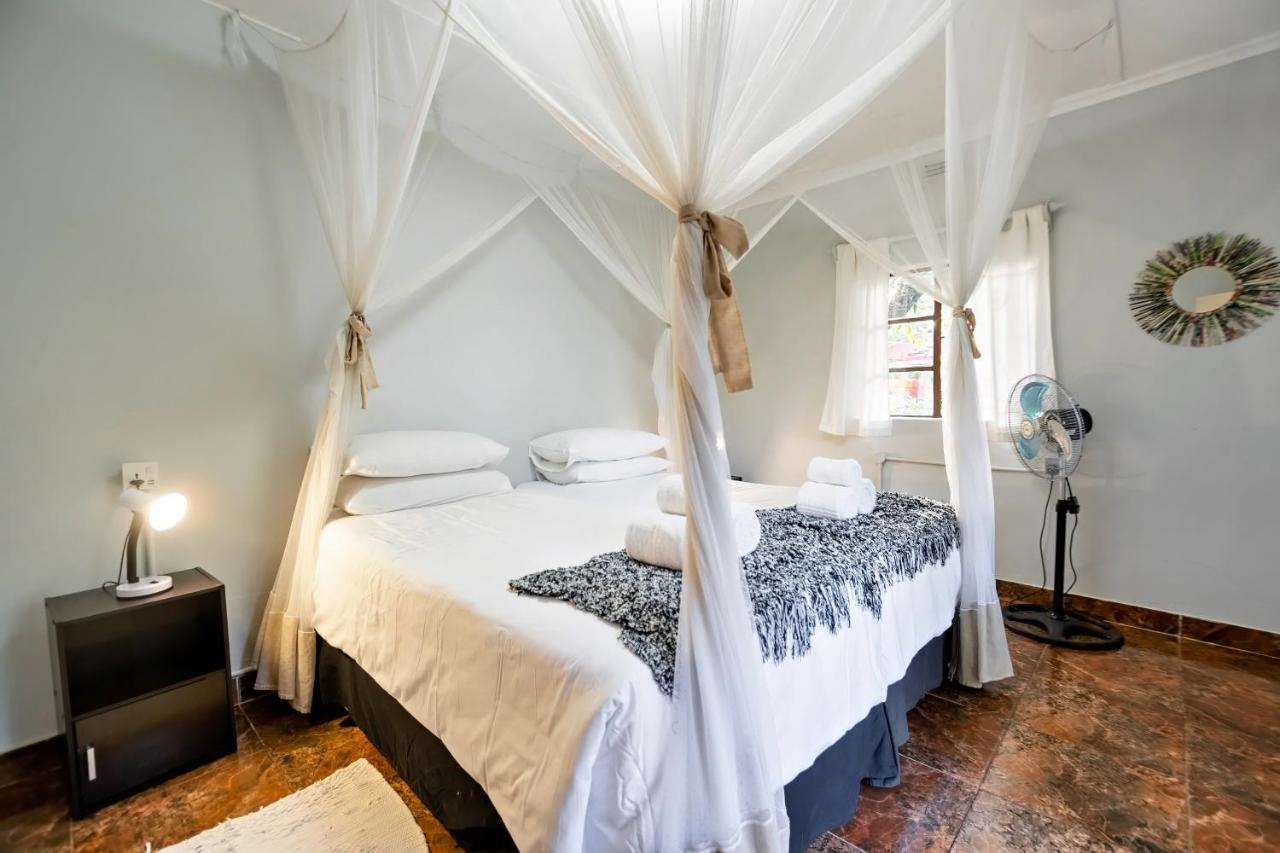 Shoestrings Backpackers Lodge Vic Falls Victoria Falls Eksteriør billede