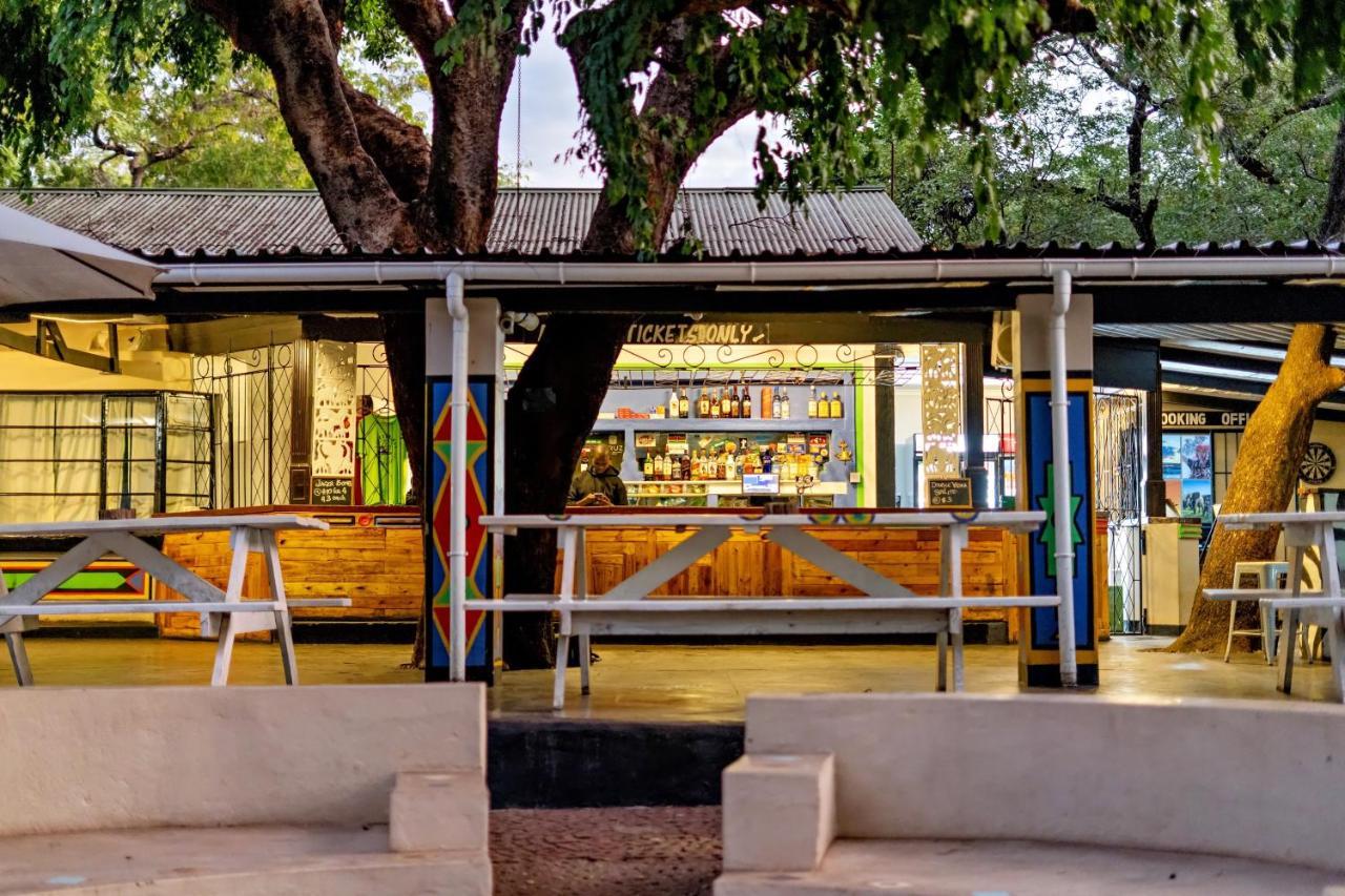 Shoestrings Backpackers Lodge Vic Falls Victoria Falls Eksteriør billede