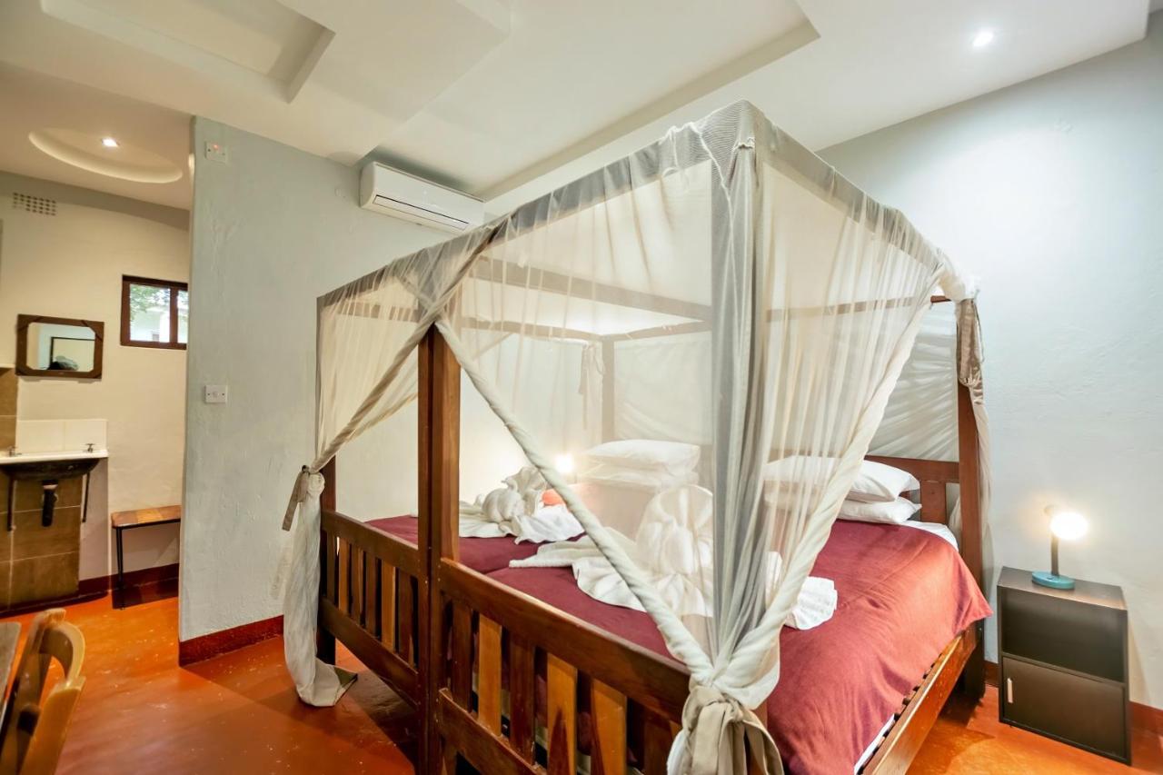 Shoestrings Backpackers Lodge Vic Falls Victoria Falls Eksteriør billede