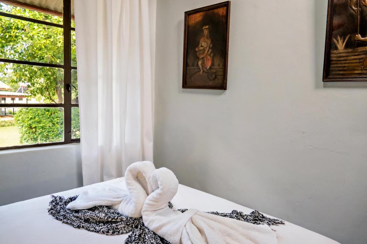 Shoestrings Backpackers Lodge Vic Falls Victoria Falls Eksteriør billede