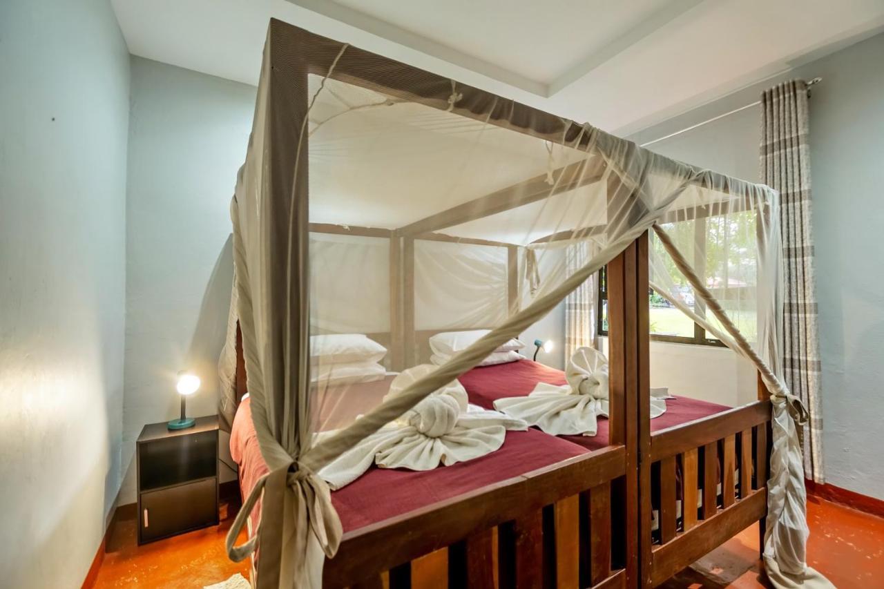 Shoestrings Backpackers Lodge Vic Falls Victoria Falls Eksteriør billede